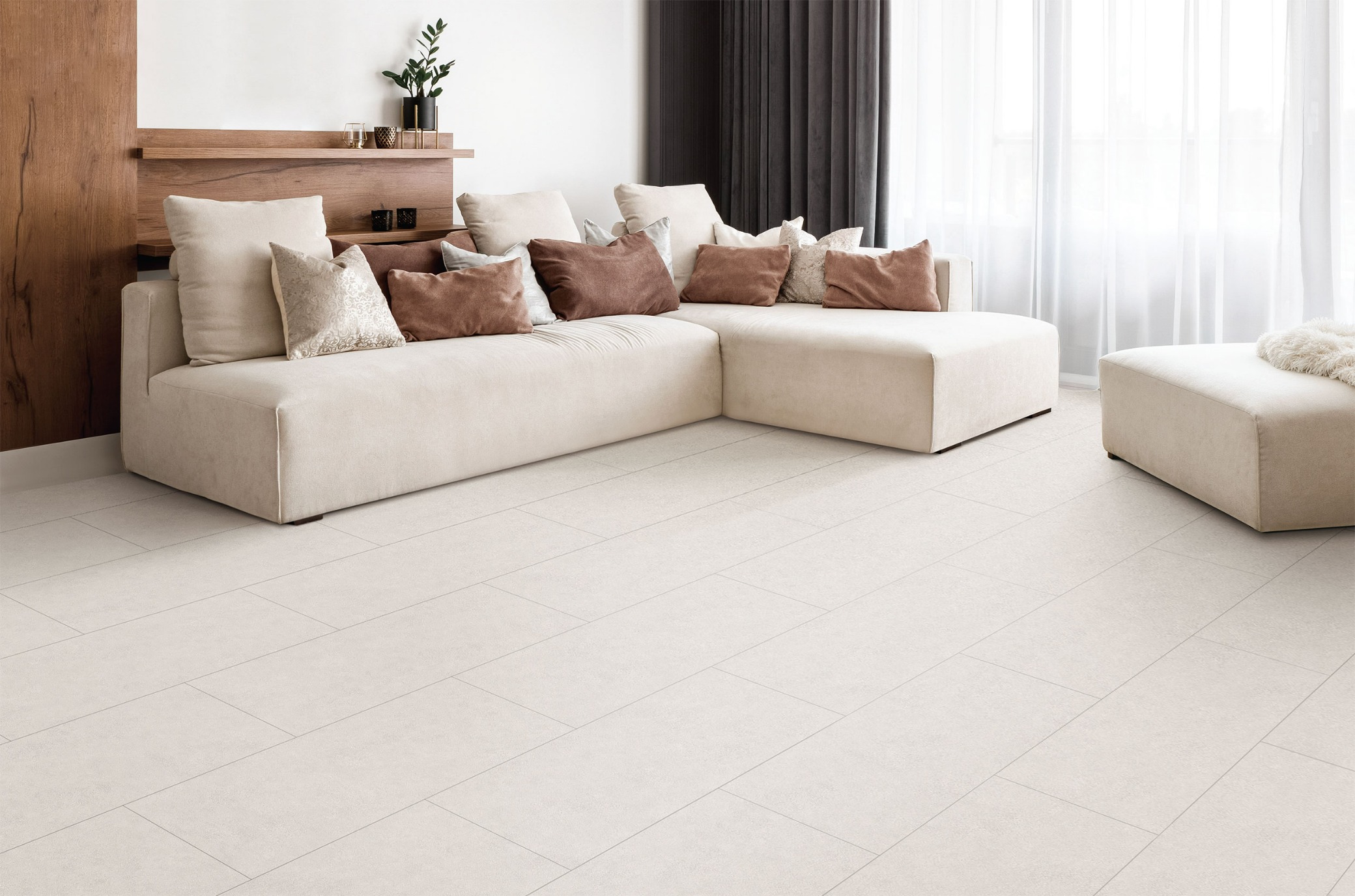 33평 아파트 주방과 거실에 시공된 베이지 톤 내수 강마루 인테리어 전경